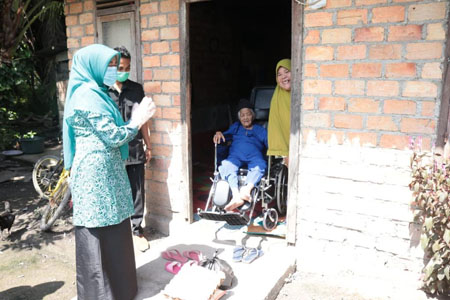 Peduli Dhuafa, Dekranasda dan PKK Siak Bagikan Sembako dan Masker